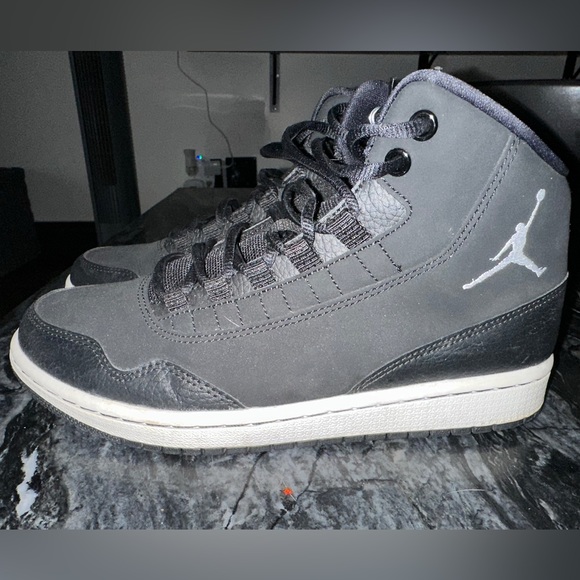 JORDAN EXECUTIVE (BLACK/WHITE)- MENS SIZE 7.5 - Picture 2 of 3